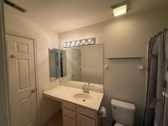 Building Photo - 2503 Oak Tree Ln