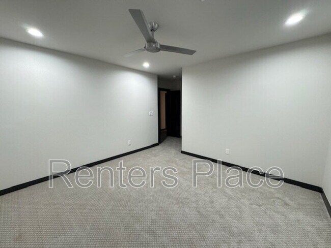 Building Photo - 10315 S Gary Pl