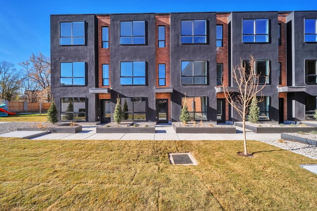Building Photo - 884 E Rowley Dr