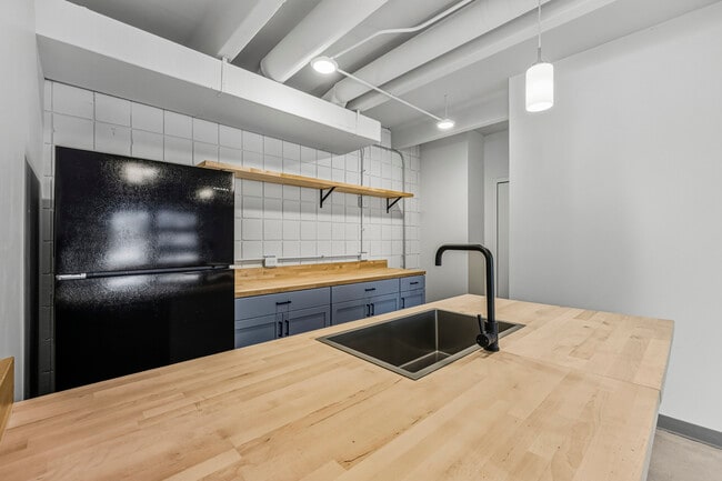 Building Photo - 415 S Weber St