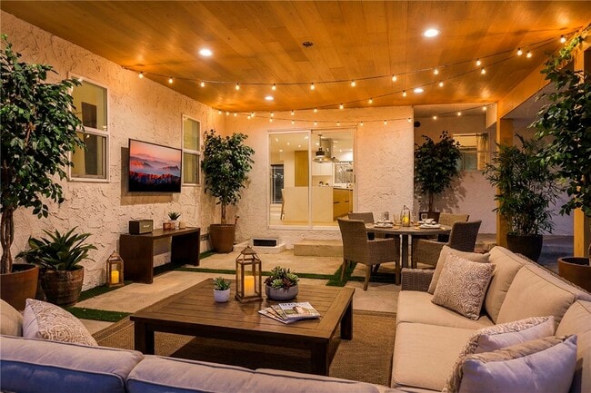 Building Photo - 9742 Farralone Ave