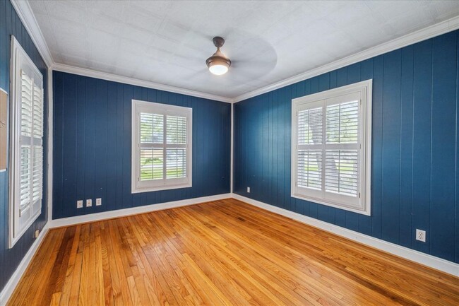 Building Photo - 211 W 31st St