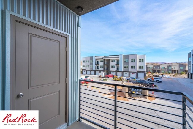 Building Photo - Spacious 3 Bedroom Unit in Desert Color With Pool & Lagoon Access