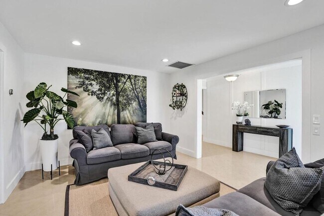Building Photo - Boca Raton Beautifully Updated 4 Bedroom Pool Home