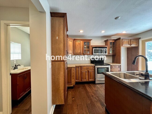 Building Photo - Maintenance Free Living w/ Hardwood Floors, Open Layout, Granite Counters, Finished Basement!