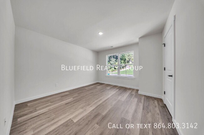 Building Photo - 267 Vanderbilt Rd