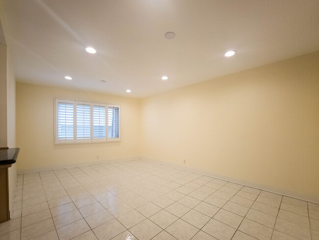 Building Photo - Spacious Remodeled 2BR Town-Home in Prime ...