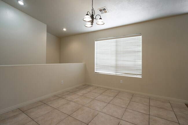 Building Photo - Open Five bedroom, three bath townhome for...