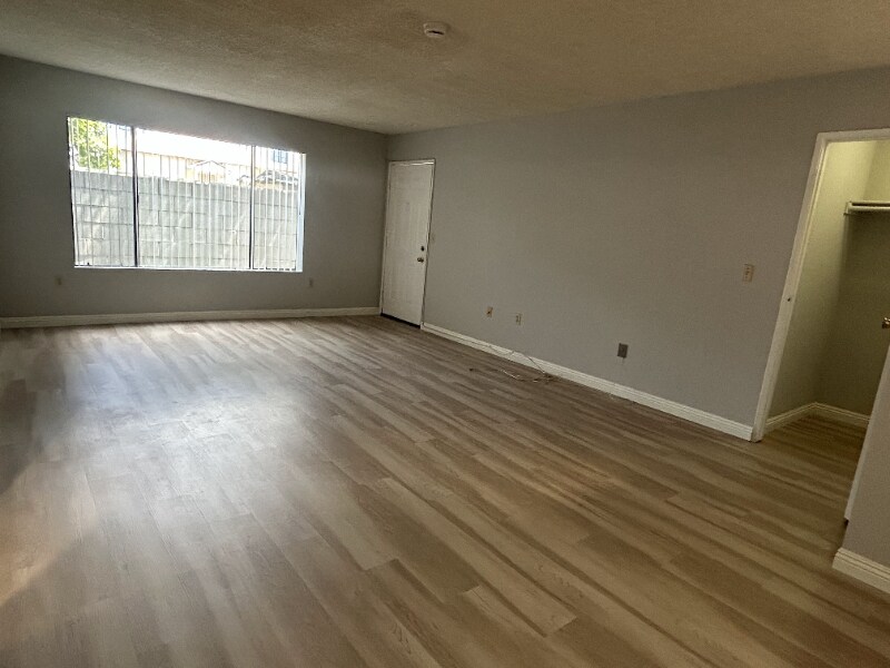 Building Photo - 309 E Elk Ave