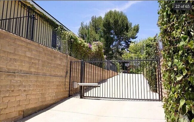 Building Photo - 1641 E Hillcrest Dr