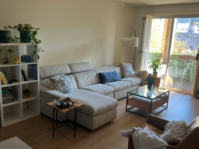 Building Photo - 550 Camino De La Reina