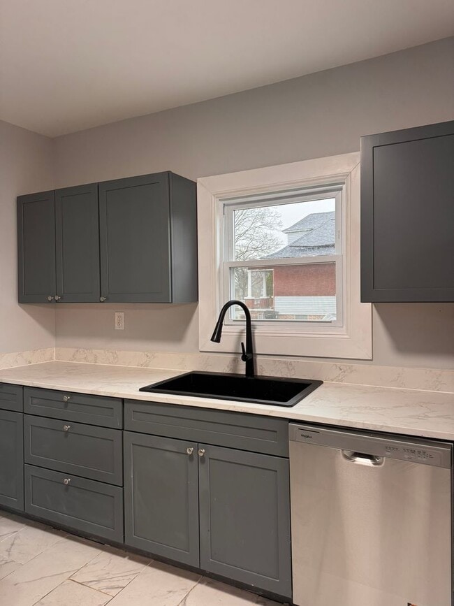 Building Photo - Fully Updated 3 Bedroom - 1 bathroom - $1,295