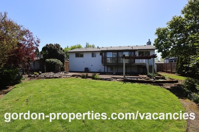 Building Photo - NE 22nd Ct - Gresham 4 bedroom split level home
