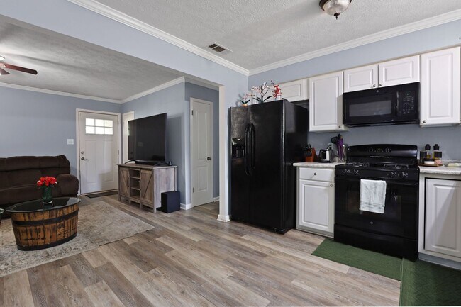 Building Photo - Settle Into Comfort in This Charming 3-Bedroom Home in Larchmont Estates