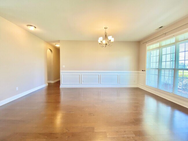 Building Photo - Huge 6 Bedroom Home In The Bluffs On The New River