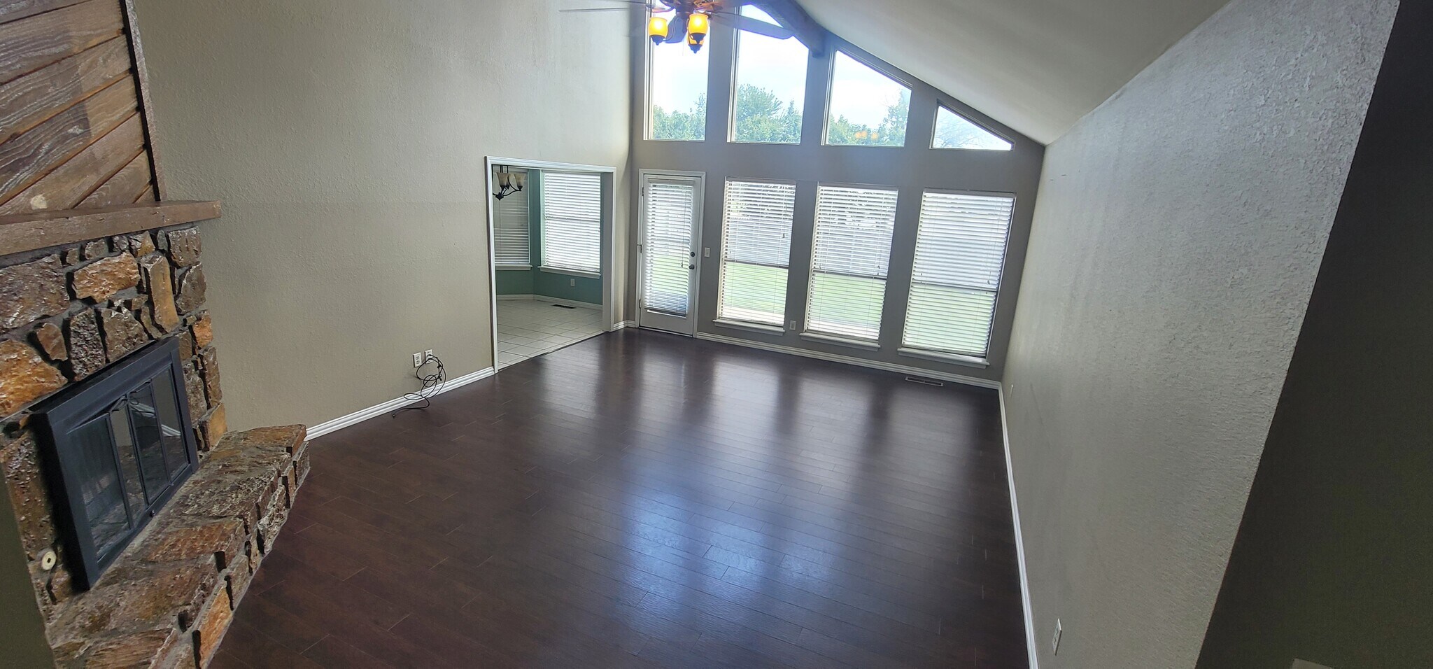 Building Photo - 1113 N Butternut Ave