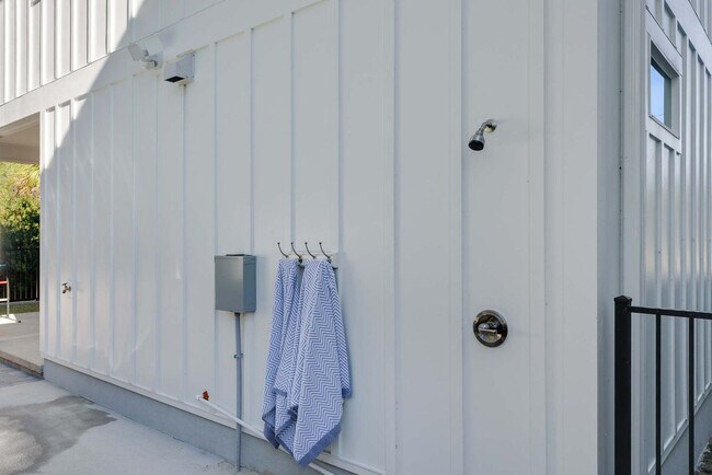 Building Photo - 223 E Lakeshore Dr