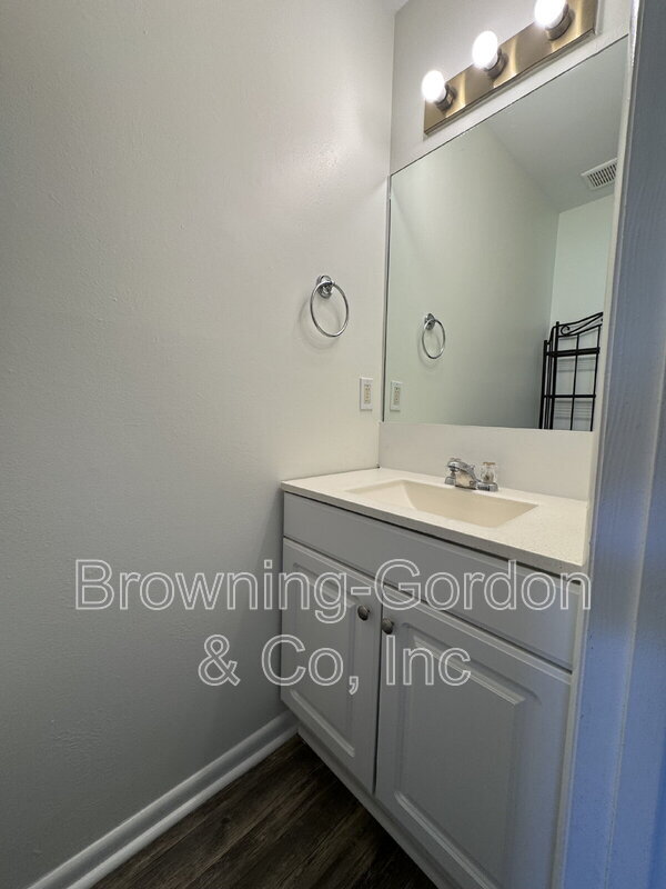 Building Photo - 544 Phipps Dr