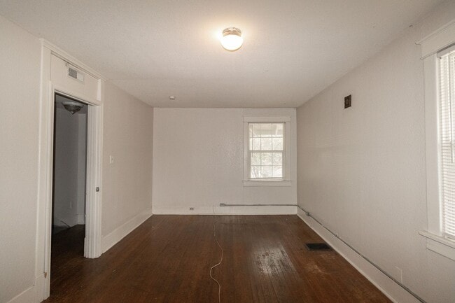 Building Photo - 2 Bedroom House Just Steps From Downtown & Campus