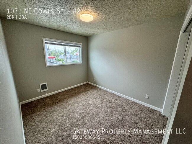 Building Photo - 1031 NE Cowls St