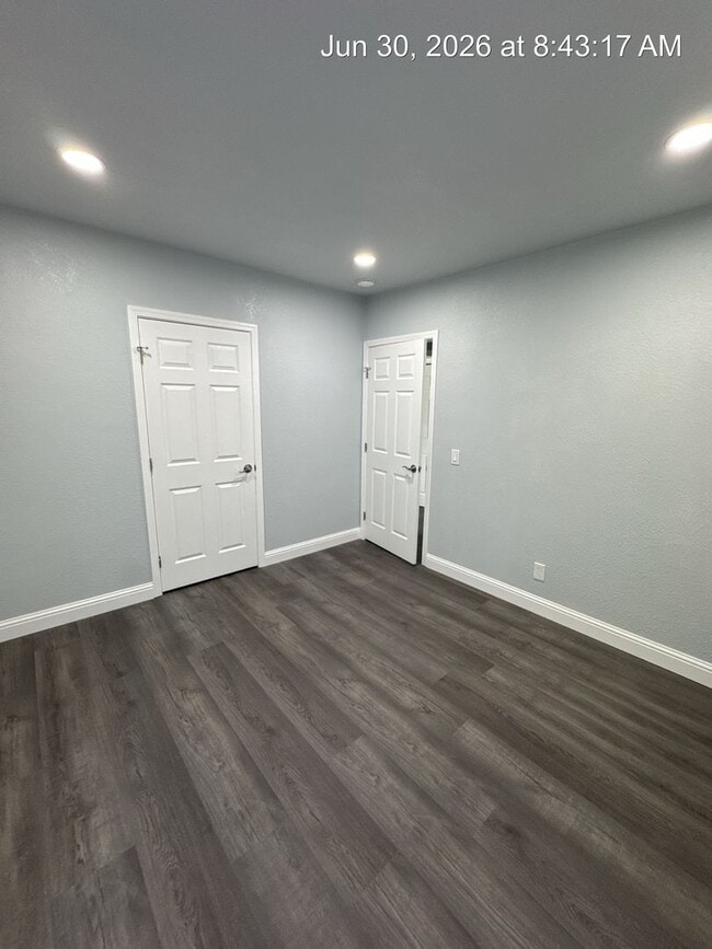 Building Photo - 2543