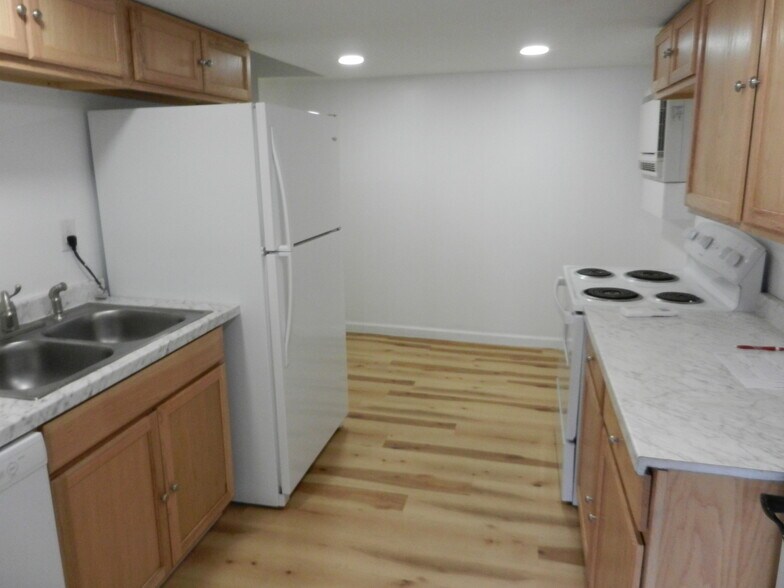 Primary Photo - 69 E Louther St