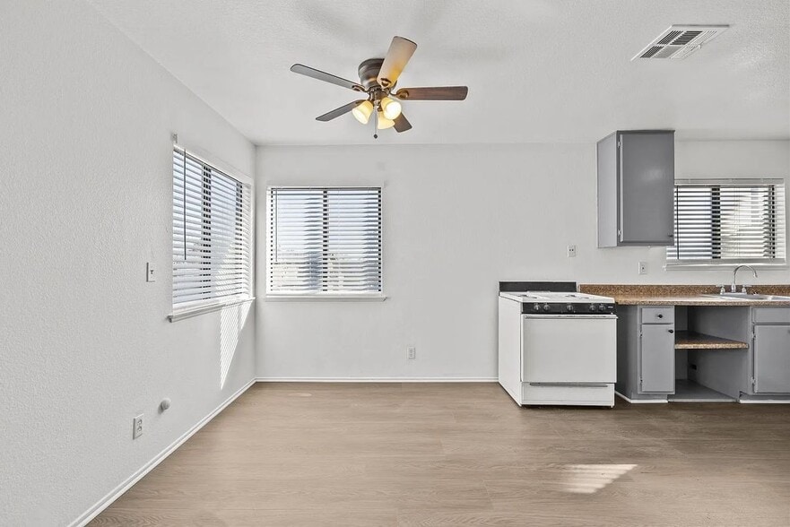 Building Photo - 38501 Larkin Ave