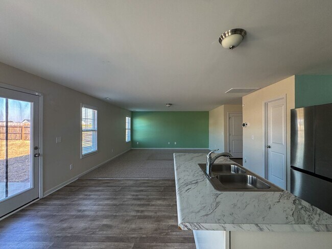 Building Photo - Spacious 4 Bed 2.5 Bath Home with Flex Rooms