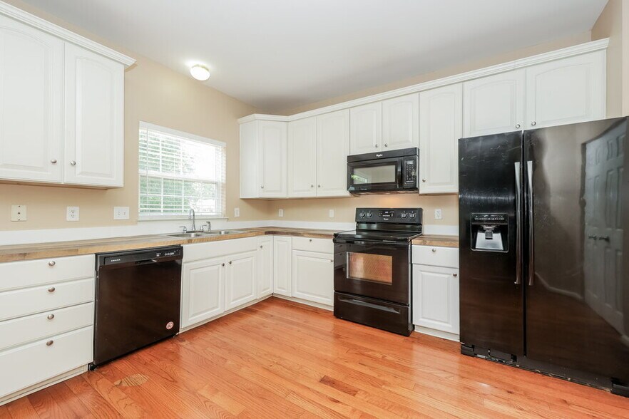 Building Photo - 2641 Churchill Dr