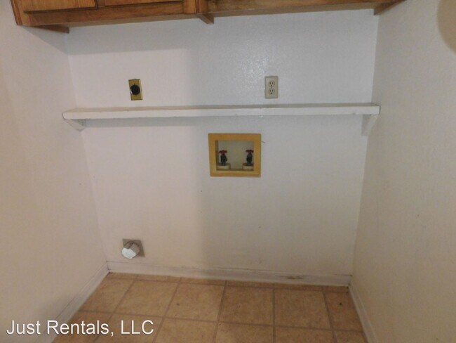 Building Photo - 306 North Dr