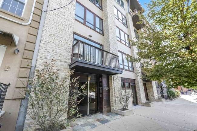 Building Photo - 707 Monroe St