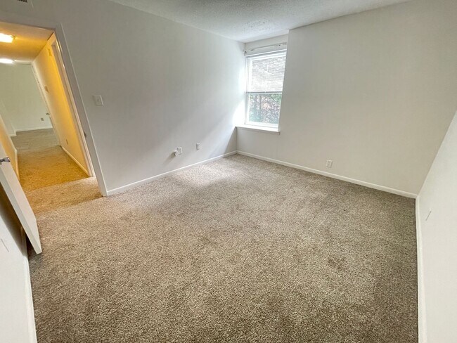 Building Photo - Perfectly located, quiet apartment complex just south of UNC, for graduate / med students - Inclu...