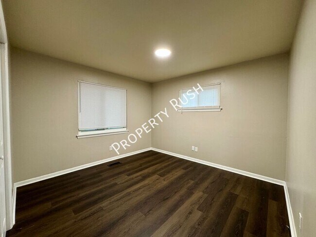 Building Photo - 801 N Parkdale Ave