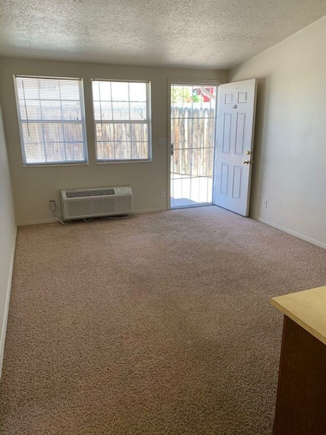 Building Photo - Cute 1 Bedroom, 1 Bathroom Apartment