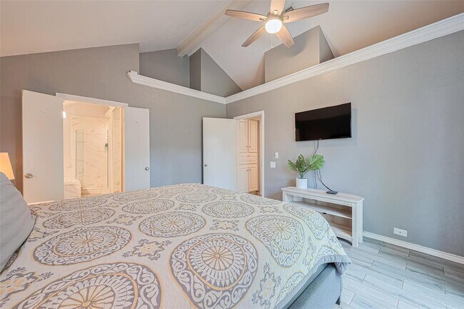 Building Photo - 8711 Pines Pl Dr