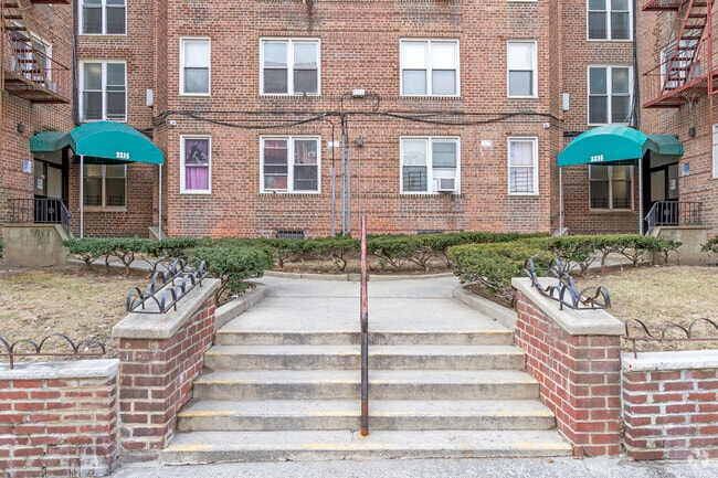 Courtyard - 2215-2275 Cruger Ave