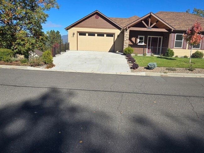 Building Photo - 3 bedroom 2.5 bathroom Custom Built Home