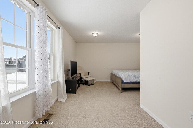 Building Photo - 124 Falcon Ln