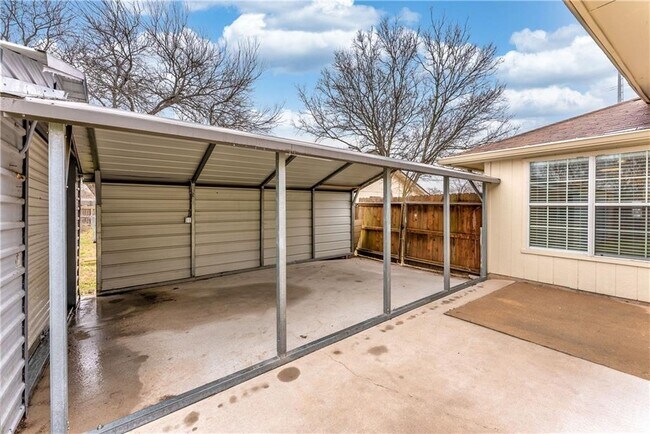 Building Photo - 707 Central Dr