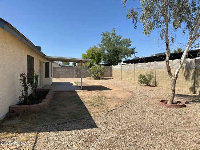 Building Photo - 15013 N 60th Dr