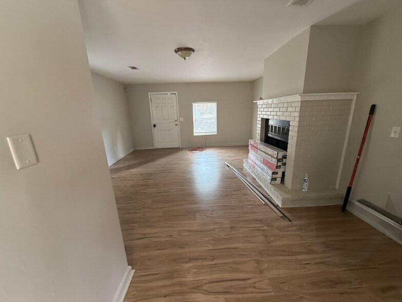 Building Photo - 1020 Longstreet Dr