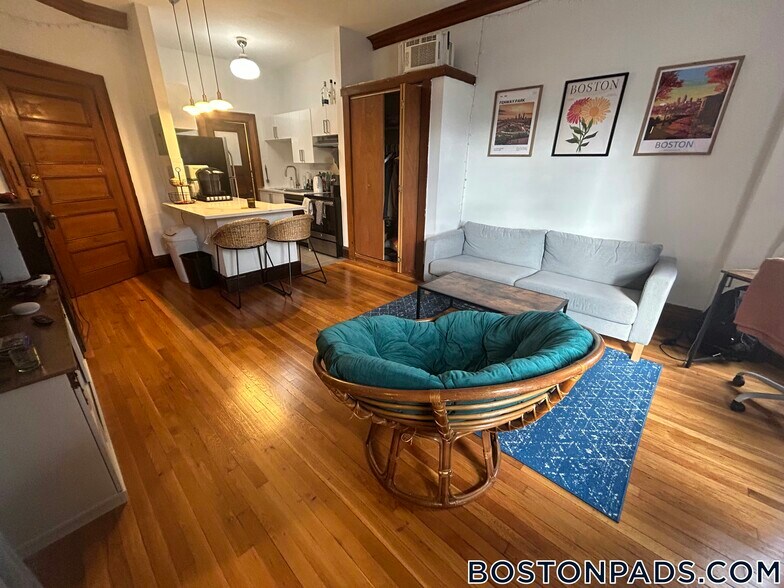 Building Photo - 849 Beacon St