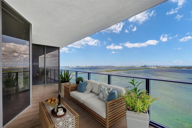 Primary Photo - 700 NE 24th St