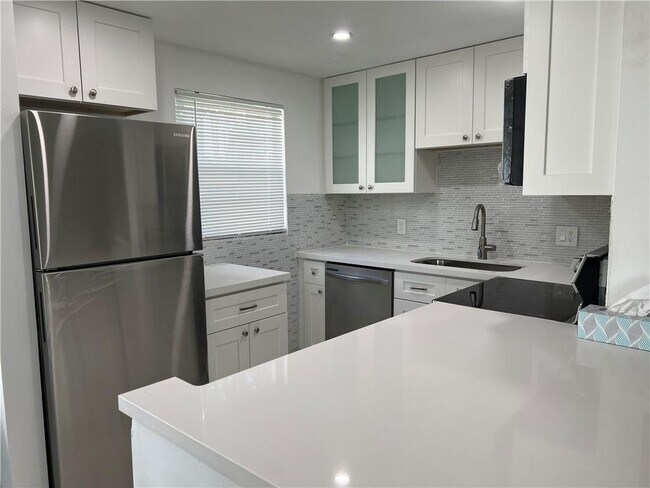 Building Photo - 321 Newport V