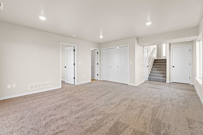 Building Photo - 3 BR Split Foyer