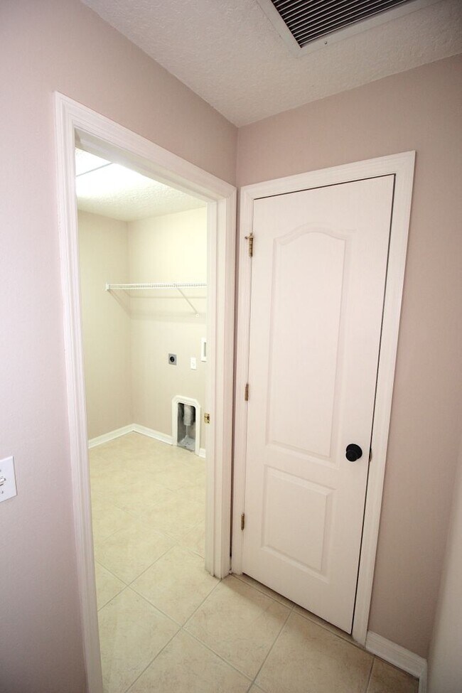 Building Photo - Huge 4 Bed 3 Bath Home w FENCED YARD and SCREENED LANAI for Rent!