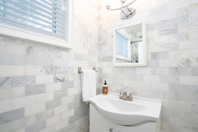 Building Photo - 100 Biscayne Dr NW