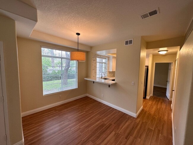 Building Photo - Beautiful 2 Bedroom/2 Bath Condo Close to ...