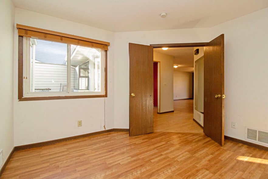 Building Photo - 4215 Sylvia Ln S