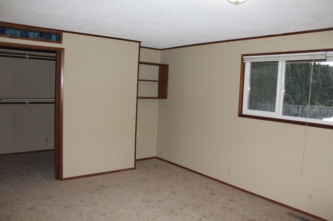 Building Photo - Beautiful 4 bedroom Rambler home with shop...